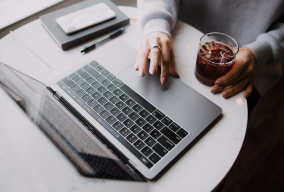 ग्रामपंचायत या ठिकाणी मीटिंग हॉल प्रतिक्षालय